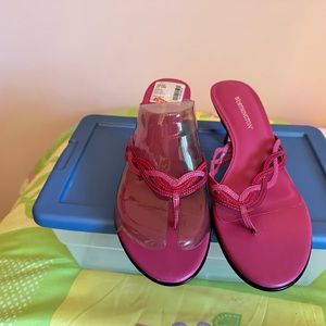 Pink  braided sandal, between the toe never worn